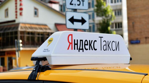 Световой короб на крыше автомобиля службы Яндекс.Такси. - Sputnik Латвия