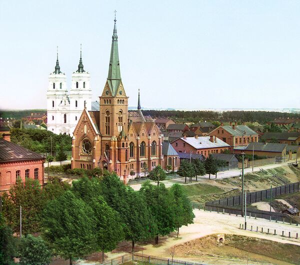 Лютеранская церковь (на переднем плане) и католический костел в Двинске (Даугавпилс) 1912 год Лютеранская церковь (на переднем плане) и католический костел в Двинске (Даугавпилс) 1912 год - Sputnik Латвия