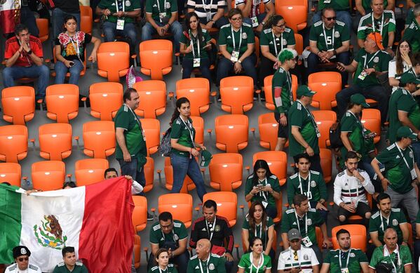 Болельщики сборной Мексики покидают трибуну в матче группового этапа чемпионата мира по футболу между сборными Мексики и Швеции в Екатеринбурге - Sputnik Латвия