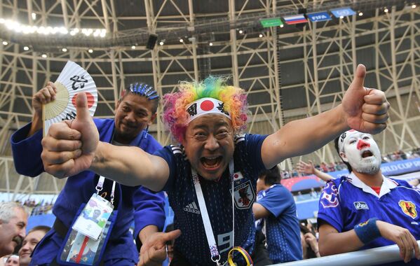 Болельщики сборной Японии радуются победе команды в матче группового этапа чемпионата мира по футболу между сборными Колумбии и Японии - Sputnik Латвия