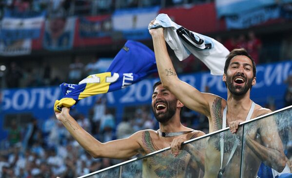 Болельщики сборной Аргентины радуются победе после окончания матча группового этапа чемпионата мира по футболу между сборными Нигерии и Аргентины - Sputnik Латвия