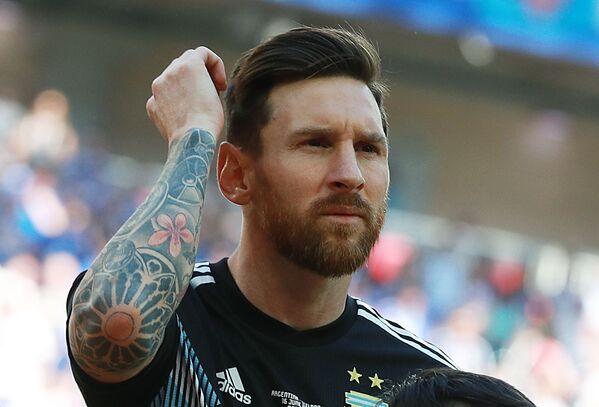 Лионель Месси перед матчем между сборными Аргентины и Исландии ЧМ по футболу - Sputnik Латвия