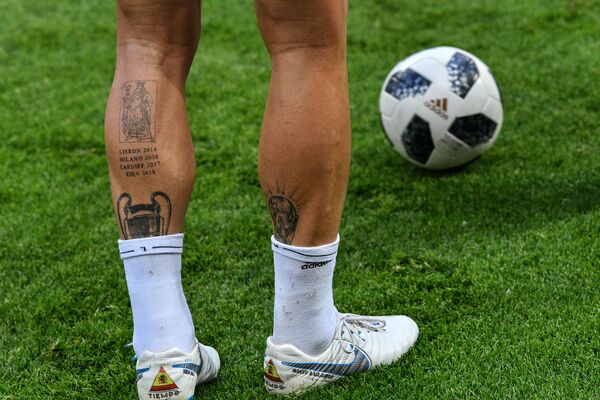 Татуировки на ногах игрока сборной Испании Серхио Рамоса на тренировке перед матчем группового этапа чемпионата мира по футболу против сборной Ирана - Sputnik Латвия
