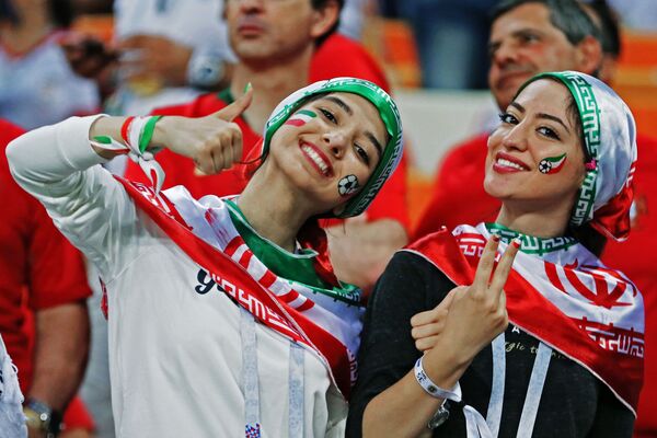 Болельщицы сборной Ирана на матче группового этапа чемпионата мира по футболу между сборными Ирана и Португалии - Sputnik Латвия