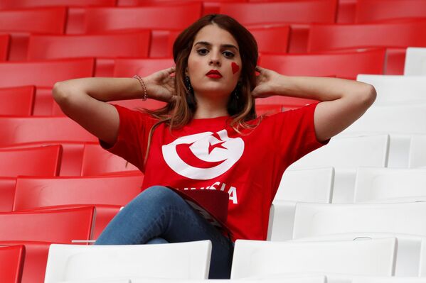 Болельщица из Туниса перед началом футбольного матча на стадионе Спартак в Москве - Sputnik Латвия