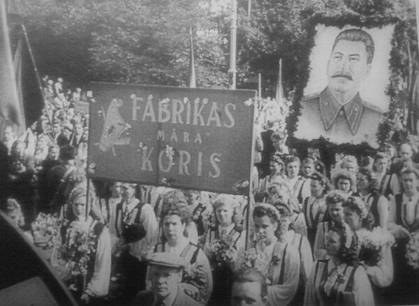 21 июля 1950 года в Риге состоялось торжественное шествие в честь 10-летия Латвийской ССР, а на площади Коммунаров (Эспланаде) прошел Праздник песни, 20 000 участников которого исполнили песню о Сталине 21 июля 1950 года в Риге состоялось торжественное шествие в честь 10-летия Латвийской ССР, а на площади Коммунаров (Эспланаде) прошел Праздник песни, 20 000 участников которого исполнили песню о Сталине - Sputnik Латвия