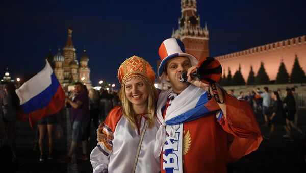 Болельщики празднуют победу сборной России - Sputnik Латвия