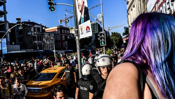 Полиция разогнала гей-парад в Стамбуле - Sputnik Latvija