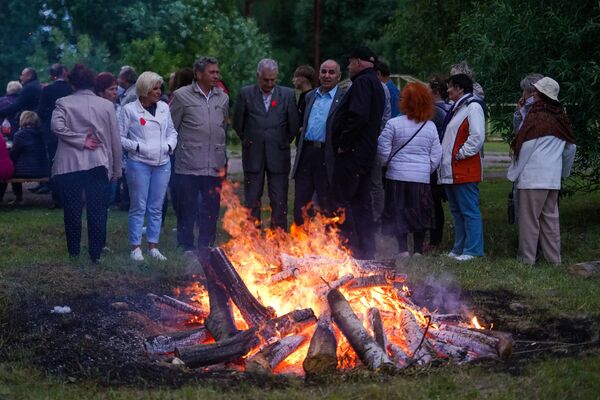 Партизанский костёр на вечере памяти Партизанский костёр на вечере памяти - Sputnik Латвия