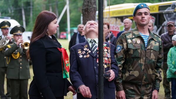 Ветеран ВОВ поднимает флаг - Sputnik Latvija