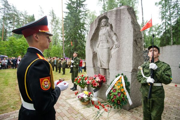 Церемония возложения цветов к памятнику комсомолке-разведчице Марии Пынто Церемония возложения цветов к памятнику комсомолке-разведчице Марии Пынто - Sputnik Латвия