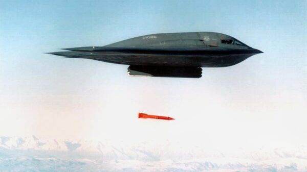 Американский бомбардировщик B-2 Spirit сбрасывает бомбу  B61 - Sputnik Латвия