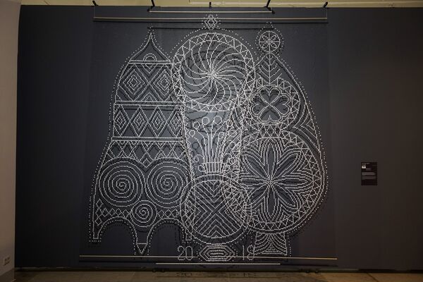 Работа латвийской художницы Ингуны Суны Мигающие узоры выполнена из пластмассовых колечек со сроком годности с хлебных буханок - Sputnik Латвия