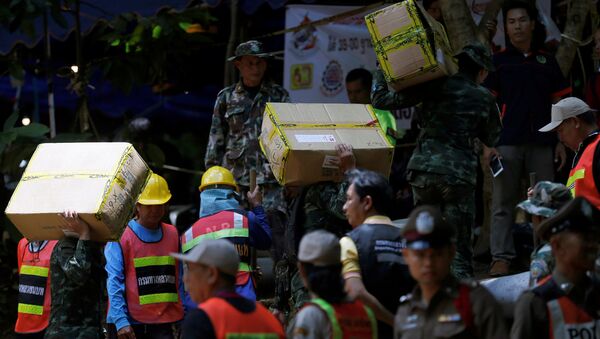Спасатели доставляют необходимые вещи в пещерный комплекс в провинции Мае Саи на севере Таиланда - Sputnik Латвия