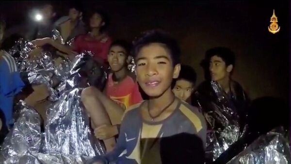 Мальчики из футбольной команды в пещерном комплексе в провинции Мае Саи на севере Таиланда - Sputnik Латвия