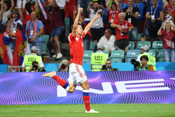 Автор гола Денис Черышев (Россия) радуется в матче 1/4 финала чемпионата мира по футболу между сборными России и Хорватии. Автор гола Денис Черышев (Россия) радуется в матче 1/4 финала чемпионата мира по футболу между сборными России и Хорватии. - Sputnik Латвия