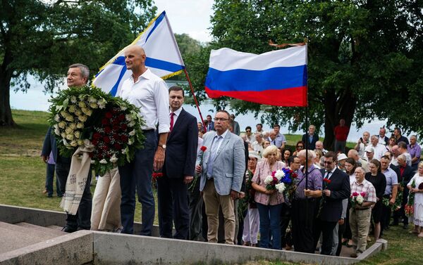 Возложение цветов к памятнику русским воинам на Луцавсале - Sputnik Латвия