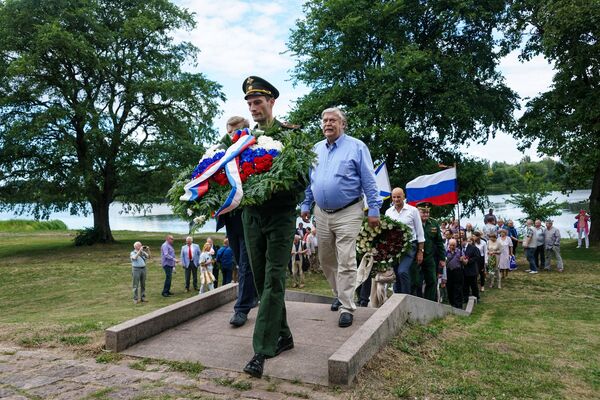Посол России в Латвии Евгений Лукьянов перед памятником русским воинам на Луцавсале Посол России в Латвии Евгений Лукьянов перед памятником русским воинам на Луцавсале - Sputnik Латвия