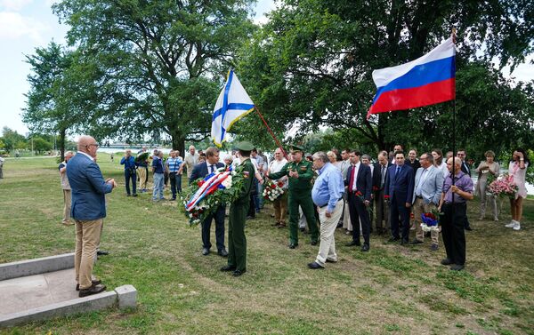 Перед возложением к памятнику русским воинам на Луцавсале - Sputnik Латвия