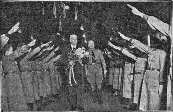 8 января 1938 года президент Карлис Улманис посетил елку рижских мазпулков — детской патриотической организации — в Доме спорта 8 января 1938 года президент Карлис Улманис посетил елку рижских мазпулков — детской патриотической организации — в Доме спорта - Sputnik Латвия