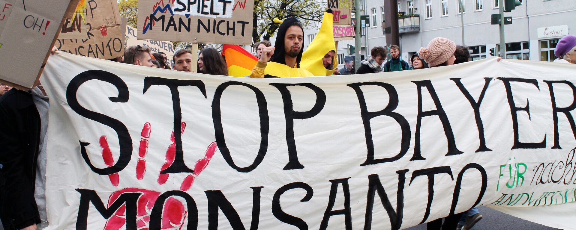 Участники акции в Берлине против американского концерна Monsanto — компании, которая производит трансгенные семена растений. - Sputnik Latvija, 1920, 19.08.2018