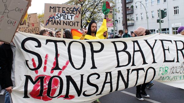Участники акции в Берлине против американского концерна Monsanto — компании, которая производит трансгенные семена растений. - Sputnik Latvija