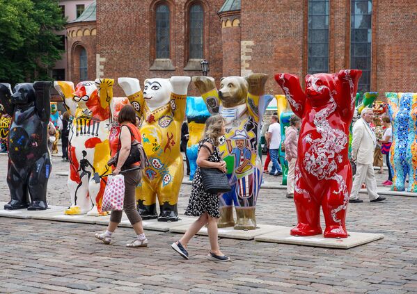 Выставка берлинских мишек United Buddy Bears на Домской площади в Риге - Sputnik Латвия