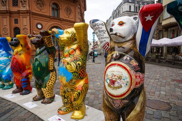 «Русский медведь» на выставке берлинских мишек United Buddy Bears на Домской площади в Риге «Русский медведь» на выставке берлинских мишек United Buddy Bears на Домской площади в Риге - Sputnik Латвия