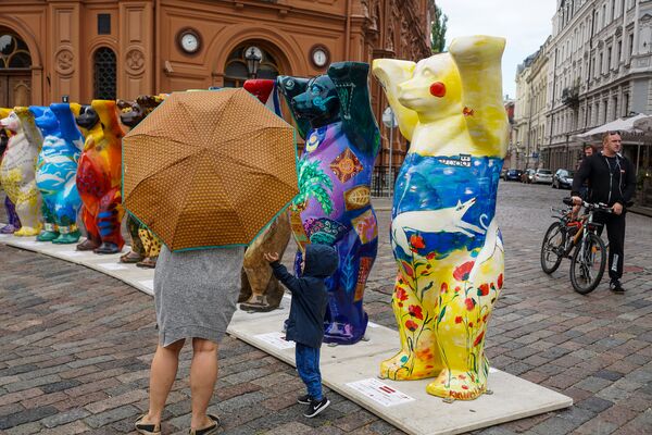 Косолапый из Латвии на выставке берлинских мишек United Buddy Bears на Домской площади в Риге - Sputnik Латвия
