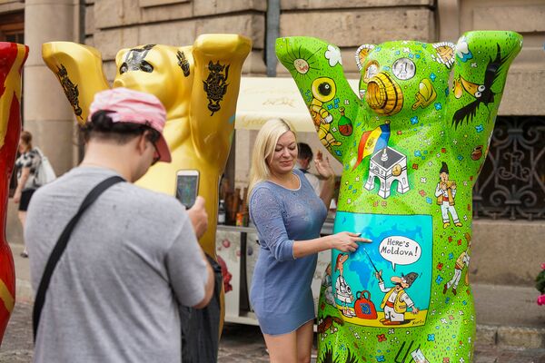 Выставка берлинских мишек United Buddy Bears на Домской площади в Риге Выставка берлинских мишек United Buddy Bears на Домской площади в Риге - Sputnik Латвия