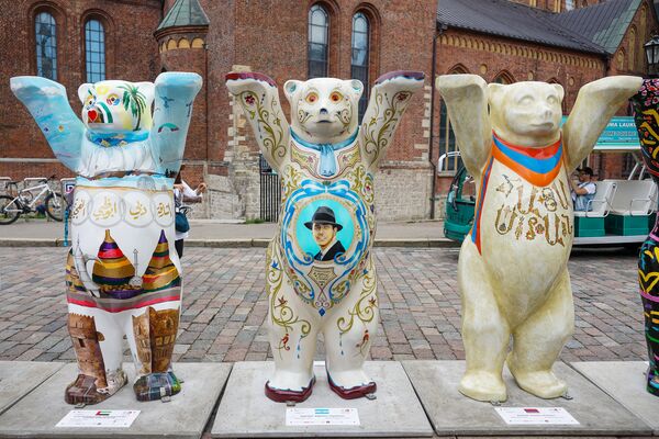 Медведи ОАЭ, Аргентины и Армении на выставке United Buddy Bears в Риге - Sputnik Латвия