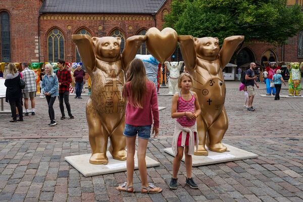 Скульптура Золотое правило. Выставка United Buddy Bears в Риге - Sputnik Латвия