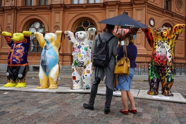 Медведи Китая, Кипра, Киргизии, Колумбии, Конго на выставке United Buddy Bears в Риге - Sputnik Латвия