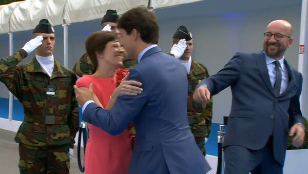 Трюдо не заметил премьер-министра Бельгии во время приветствия жены - Sputnik Латвия