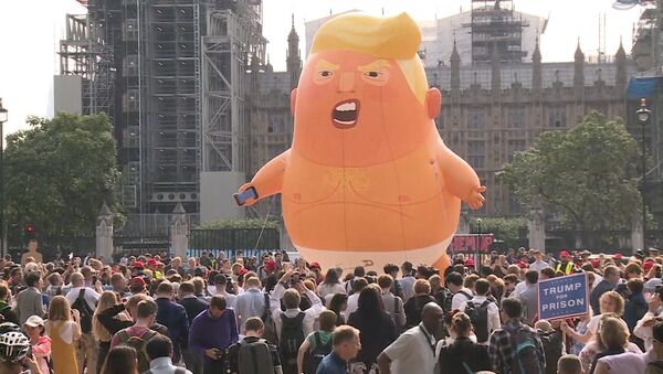 Надувной Трамп участвует в протестах в Лондоне - Sputnik Латвия