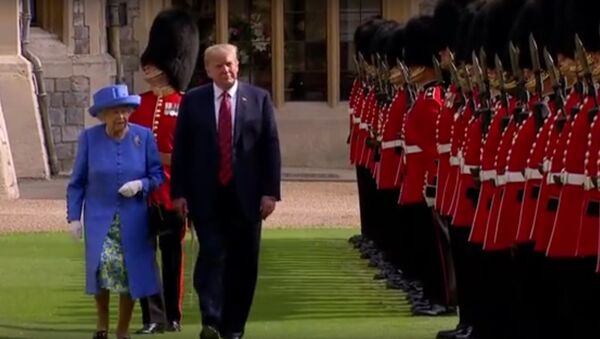 Трамп оконфузился на встрече с королевой Великобритании - Sputnik Латвия