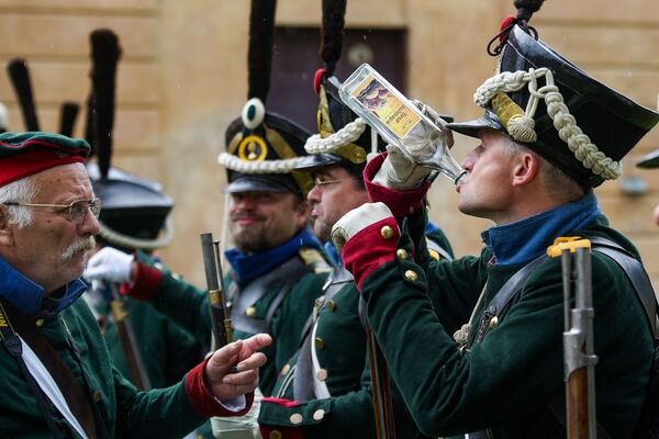 Защитники крепости готовятся к битве. Традиционный фестиваль реконструкции событий 1812 года Dinaburg-1812 - Sputnik Латвия