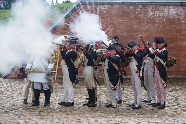 Французские войска атакуют защитников крепости. Традиционный фестиваль реконструкции событий 1812 года Dinaburg-1812 - Sputnik Латвия