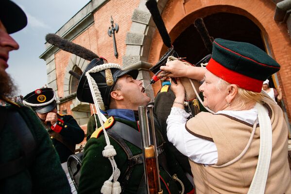 Короткая передышка в сражении. Традиционный фестиваль реконструкции событий 1812 года Dinaburg-1812 - Sputnik Латвия
