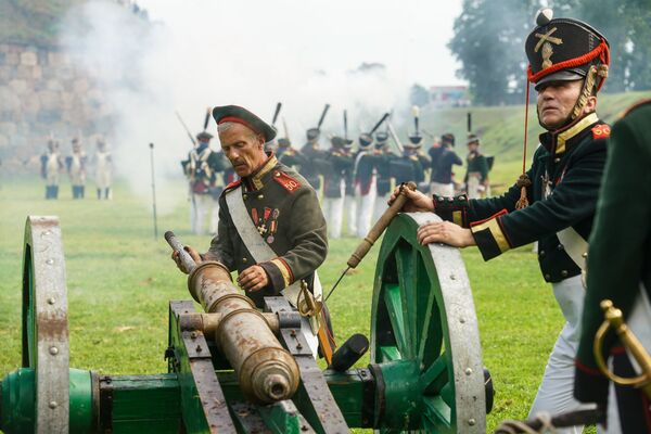 Артиллеристы готовят пушку к выстрелу. Традиционный фестиваль реконструкции событий 1812 года Dinaburg-1812 - Sputnik Латвия