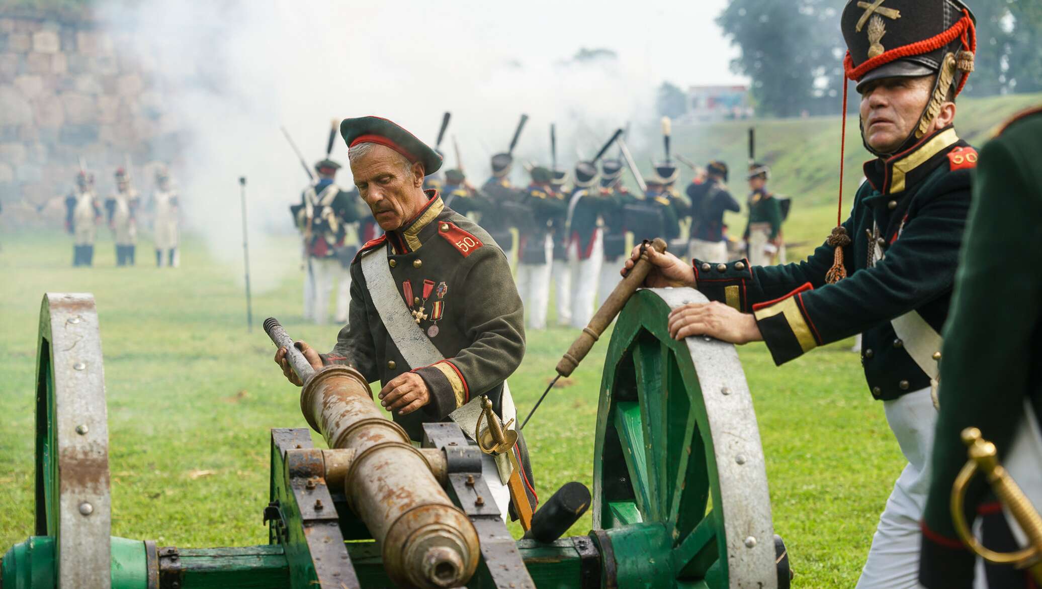 Уже более века. Артиллерист 1812. Бородинская битва артиллерия 1812. Артиллерия в войне 1812 года. Русская артиллерия 1812 года.