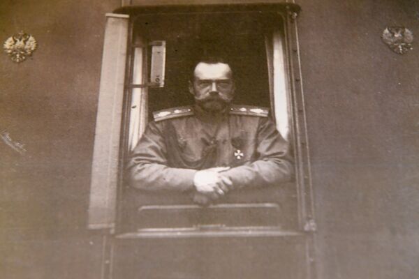 Фотография императора Николая II в окне вагона императорского поезда (май 1916 года) Фотография императора Николая II в окне вагона императорского поезда (май 1916 года) - Sputnik Latvija