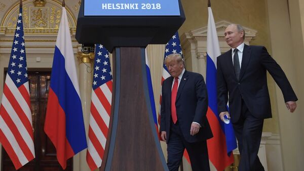 Krievijas prezidents Vladimirs Putins un ASV prezidents Donalds Tramps kopīgajā preses konferencē pēc tikšanās Helsinkos - Sputnik Latvija