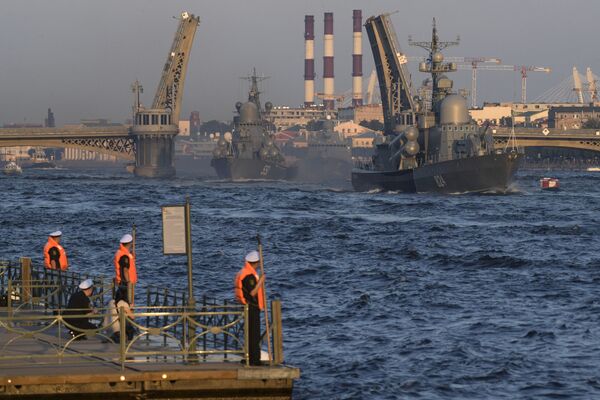Малый ракетный корабль Ливень на репетиции парада в честь Дня Военно-морского флота в акватории Невы в Санкт-Петербурге Малый ракетный корабль Ливень на репетиции парада в честь Дня Военно-морского флота в акватории Невы в Санкт-Петербурге - Sputnik Латвия