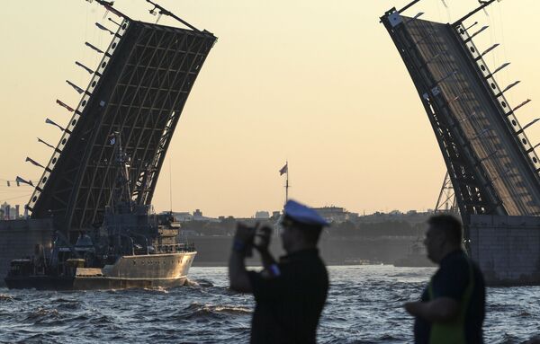 Базовый тральщик на репетиции парада в честь Дня Военно-морского флота в акватории Невы в Санкт-Петербурге Базовый тральщик на репетиции парада в честь Дня Военно-морского флота в акватории Невы в Санкт-Петербурге - Sputnik Латвия