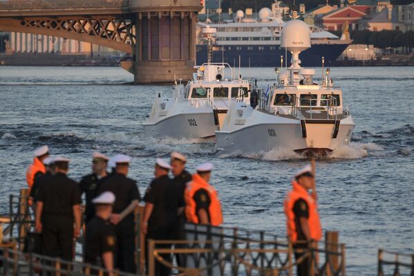 Корабли на репетиции парада в честь Дня Военно-морского флота в акватории Невы в Санкт-Петербурге Корабли на репетиции парада в честь Дня Военно-морского флота в акватории Невы в Санкт-Петербурге - Sputnik Латвия