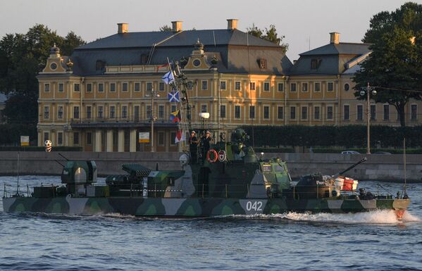 Артиллерийский катер на репетиции парада в честь Дня Военно-морского флота в акватории Невы в Санкт-Петербурге Артиллерийский катер на репетиции парада в честь Дня Военно-морского флота в акватории Невы в Санкт-Петербурге - Sputnik Латвия
