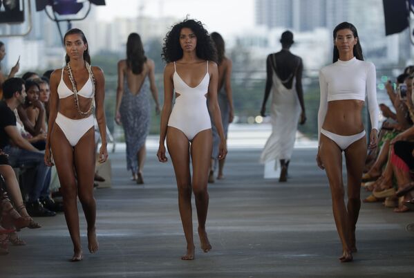 Модели представляют коллекцию купальников на Неделе пляжной моды в Майами, США - Sputnik Латвия