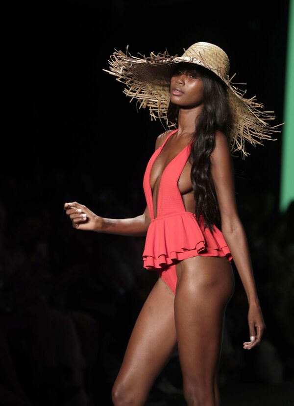 Модель представляет коллекцию купальников бренда Montce на Неделе пляжной моды в Майами, США - Sputnik Латвия