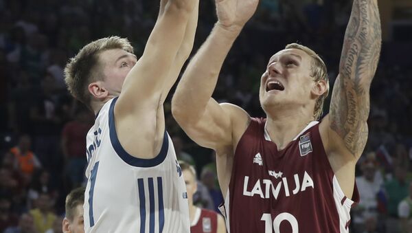 Латвиец Янис Тимма (справа) в четвертьфинальном матче чемпионата Европы по баскетболу 2017 года - Sputnik Латвия